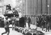Katonák tartóztatnak le civileket a puccs idején, 1973. szeptember 11. (kép forrása: sbs.com)