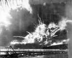 Japán találatok által okozott lőszerrobbanás a USS Shaw romboló fedélzetén, 1941. december 7. (kép forrása: fortune.com / Getty Images)