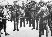 Brit katonák megadják magukat japán csapatoknak Szingapúrban 1942. február 15-én (kép forrása: dailymail.co.uk / Stephen Wynn / mediadrumworld.com)