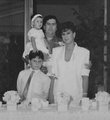 Pablo Escobar feleségével, Mariával és gyermekeivel, Manuelával és Juannal (kép forrása: Pinterest)