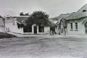 Kereszt tér, balra a Holdvilág utca, szemben az Aranykacsa utca torkolata. Háttérben a budai Vár épületei (1912)