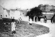 Kereszt tér, balra a Holdvilág utca, jobbra az Aranykacsa utca torkolata, háttérben a Királyi Palota (1914)