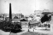 Rác fürdő, mögötte a Fehérsas téri iskola, jobbra a Királyi Palota, a Hegyalja (Szerpentin) út felől nézve (1914)