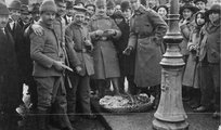 Török, német, osztrák-magyar és bolgár katonák román civilekkel Bukarest utcáin (kép forrása: iwm.org.uk)