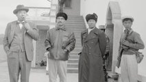Szouvanna Phouma miniszterelnök (b) féltestvérével, a Pathet Lao vezetőjével, Szouphanouvonggal (b2), a kommunista mozgalom fegyveres erőinek vezérével, Szingkapo tábornokkal (j2) és egy fegyveres testőrrel (j) 1963-ban (kép forrása: history.com / Bettmann Archive / Getty Images)