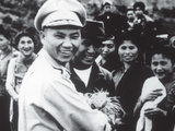 Vang Pao tábornok hmong civilekkel (kép forrása: gvplegacy.org)