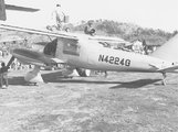 Az Air America Dornier Do-28-as többcélú repülőgépét tankolják vödrökből egy hegyvidéki kifutópályán Észak-Laoszban, 1963. (kép forrása: cia.gov / E.C. Eckholdt)