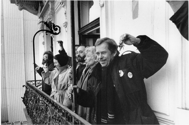 Havel Prágában 1989 decemberében (kép forrása: calvertjournal.com)
