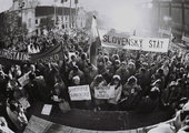 A szlovák önállóságért demonstrálók 1990-ben (kép forrása: 1989.sng.sk)