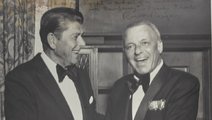 A frissen elnökké választott Ronald Reagan kezet fog Frank Sinatrával (a kép tetején Reagan az énekesnek szóló dedikálása látható) (kép forrása: sothebys.com)