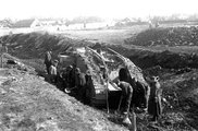 Német katonák próbálnak kimenteni egy tankot a cambrai-i csatában