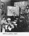1915-ben a karácsonyfa mögött feltűnik egy térkép, amely a világháború frontvonalait ábrázolja