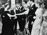 II. Erzsébet kezet ráz Marilyn Monroe-val egy Londonban rendezett fogadáson 1956-ban