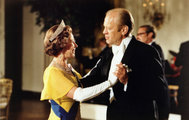 A brit királynő Gerald Forddal táncol egy, a Fehér Házban a Függetlenségi Nyilatkozat elfogadásának 200. évfordulója alkalmából rendezett bálon