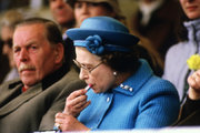 A királynő kirúzsozza a száját az 1985-ban tartott windsori lovas bemutatón