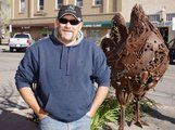Troy Waters a Mike-nak emléket állító szobor mellett Fruitában, ahol évente megrendezik a Fejetlen Csirke Fesztivált