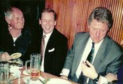 Hrabal Václav Havel cseh és Bill Clinton amerikai elnökkel az Arany Tigrisben 1994-ben (kép forrása: praguetravelconcierge.com)