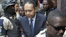Jean-Claude „Baby Doc” Duvalier letartóztatása után (kép forrása: voanews.com)