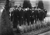 Magyar Elek garden party-n a kormányzónál. Egyenruhában Wulf Olaf vezérkapitány a m. kir. folyamőrség alapítója, felügyelője (1927)