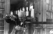 Edison a laboratóriumában kísérletezik (kép forrása: Wikimedia Commons)