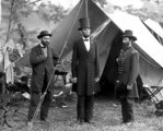 Lincoln elnök Allan Pinkerton, az Unió Hírszerző Szolgálatának vezetője (b) és John Alexander McClernand vezérőrnagy társaságában 1863. október 3-án (kép forrása: Wikimedia Commons)