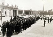 1925, Szent Péter tér, előtérben jobbra Bangha Béla, a magyar zarándokok vezetője