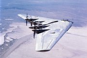 A Northrop YB-35 jelű tolólégcsavaros kísérleti bombázója, amely 1946. június 25-én szállt fel először)