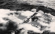 A USS San Juan könnyű cirkáló mellett vízi kényszerleszállást végrehajtott TBF Avenger 1944-ben (kép forrása: Wikimedia Commons)