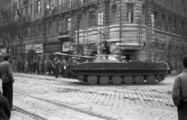 PT-76-os úszó harckocsi Budapesten, az V. kerületben, a Szent István körút - Falk Miksa (Néphadsereg) utca sarkán 1956. október 31-én (kép forrása: Wikimedia Commons / Fortepan)