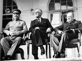 Sztálin Franklin Roosevelt amerikai elnökkel és Winston Churchill brit miniszterelnökkel a teheráni konferencián, 1943. november (kép forrása: history.navy.mil)