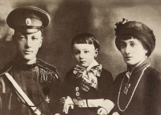 Nyikolaj Gumiljov, Lev Gumiljov és Anna Ahmatova 1916-ban (kép forrása: Wikimedia Commons)