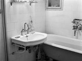 Retek utca 29-31., I. emeleti lakás fürdőszobája (1942) (Fotó: Lissák Tivadar / Fortepan)