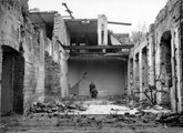 Táncsics Mihály (Verbőczy) utca 1., a korábbi brit követség épülete. A lerombolt emeleti fürdőszobában Carl Lutz svájci diplomata, 1945 (Agnes Hirschi / Fortepan)