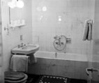 Kossuth tér, az Aranyhomok Hotel egyik fürdőszobája, 1963 (Fotó : Bauer Sándor / Fortepan)