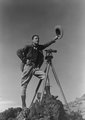 Egy földmérő a kalapjával jelez kollégájának (1932)