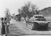 Német harckocsit üdvözlő osztrák civilek, 1938. március 13. (kép forrása: Wikimedia Commons)