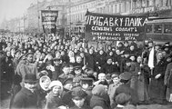 A Putyilov gyár dolgozóinak demonstrációja a februári forradalom első napján (kép forrása: Wikimedia Commons)