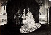 Károly és Zita a koronázás után a Királyi Palotában, középen Ottó fiuk