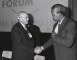 De Klerk és Mandela Davosban, 1992. (kép forrása: Wikimedia Commons)