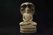 A nágák királya által védve meditáló Buddha (kép forrása: pickpik.com)