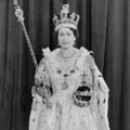 II. Erzsébet koronázási díszben (Flickr / Library and Archives Canada)