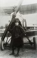 Asboth Oszkár hadnagy (27 esztendős) a légjáró csapatjelzéssel (hajtókajelvény) a zubbonyán egy Aviatik (Albatros) B.I típusú felderítő repülőgép előtt, 1918. A gépen Asboth-féle légcsavar. (kép forrása: Wikimedia Commons)