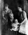 Anne Morrow Lindbergh (j) édesanyjával (hátul), nagyanyjával (k) és ifjabb Charlesszal (kép forrása: Wikimedia Commons)