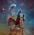 A Hubble által készített egyik leghíresebb felvétel, a Teremtés Oszlopai névre keresztelt fotó a távoli Sas-csillagköd egy részletéről (kép forrása: Wikimedia Commons)