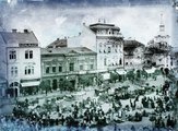 Marosvásárhely Széchenyi tér, középen az egyemeletes épület a Mészáros Ipartársulat székháza, ettől jobbra a Bányai-ház, a Toldalagi-ház és a ferences templom (1908)
