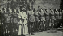 Maria Bocskareva és a híres szüfrazsett, Emmelie Pankhurst egy női halálzászlóaljjal