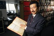 A számos alkalommal megkínzott Martin Almada 1992-ben felfedezte a „terror archívumát”, amelyben többek között egy Hogyan tartsuk életben a kínvallatásnak alávetett személyeket? című könyvet is talált