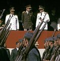 Befolyásos barátai voltak: egy katonai parádén cseveg Jorge Rafael Videla argentin diktátorral, akinek nevéhez 30 ezer ember eltűnése köthető