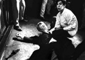 Juan Romero, a szálloda konyhai segédje tartja Kennedy szenátor fejét másodpercekkel a lövések után (kép forrása: historyonthenet.com)
