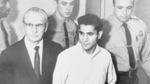 Kennedy gyilkosát, Szirhán Szirhánt a tárgyalására vezetik (kép forrása: metro.us)